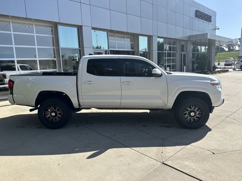 Used 2018 Toyota Tacoma SR w/ SR Convenience Package AWD/4WD image 10