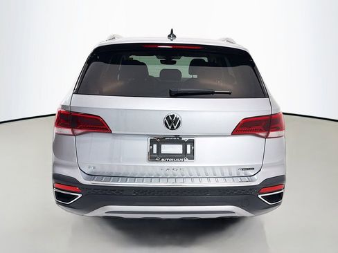 Used 2023 Volkswagen Taos SE w/ Panoramic Sunroof Package image 6