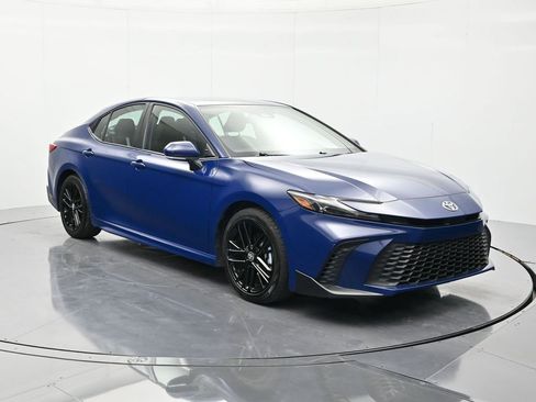 Used 2025 Toyota Camry SE image 3