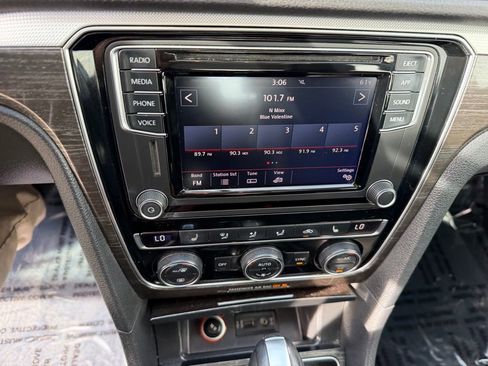 Used 2018 Volkswagen Passat 2.0T SE w/ SE Lighting Package image 23