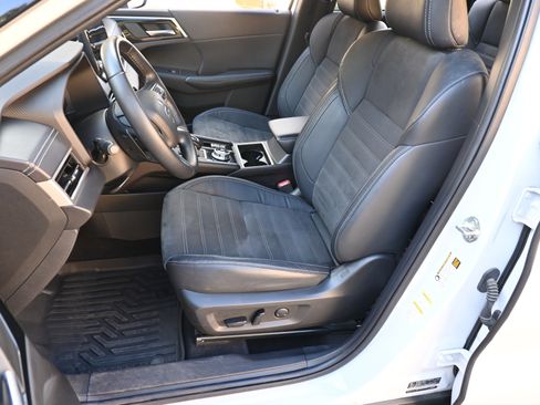 Used 2023 Mitsubishi Outlander SE image 16