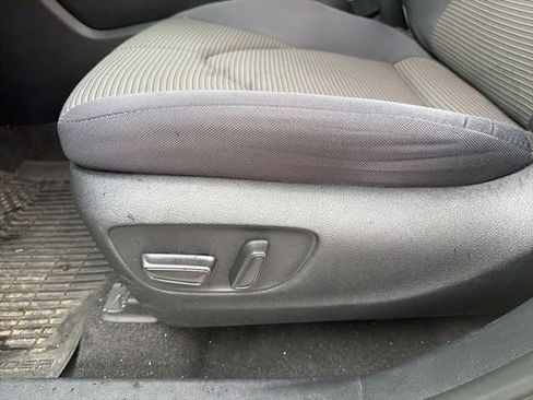 Used 2023 Toyota Highlander LE FWD image 7