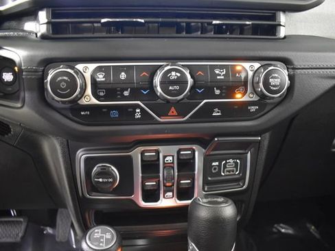 Used 2025 Jeep Wrangler Unlimited Sahara AWD/4WD image 24