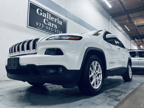 Used 2018 Jeep Cherokee Latitude Plus FWD image 2