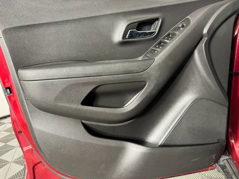 Used 2020 Chevrolet Trax LT w/ LT Convenience Package FWD image 37
