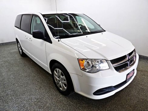 Used 2018 Dodge Grand Caravan SE w/ UConnect Hands-Free Group FWD image 3