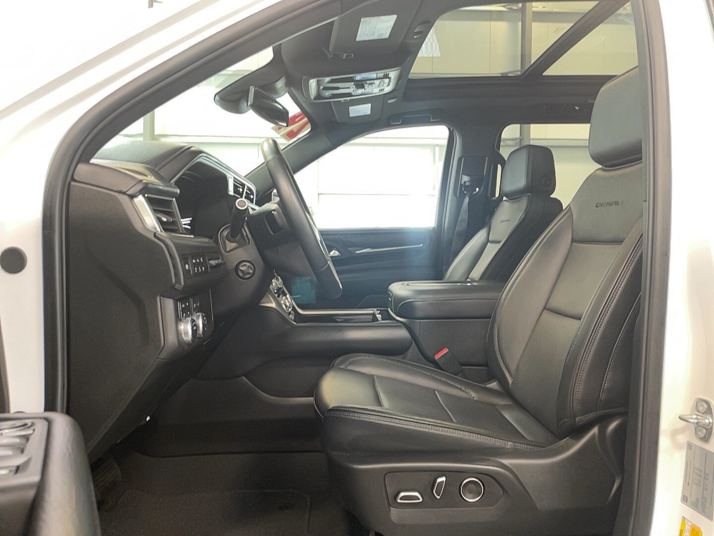 Used 2024 GMC Yukon XL Denali AWD/4WD image 11