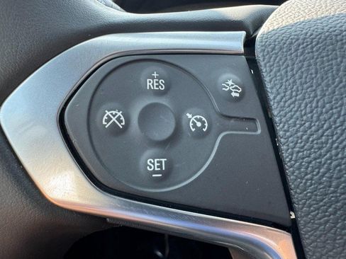 Used 2023 Chevrolet Traverse LT FWD image 17