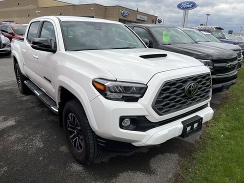 Used 2023 Toyota Tacoma TRD Sport w/ Black Out Package (TMS) AWD/4WD image 2