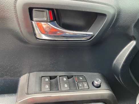 Used 2016 Toyota Tacoma SR5 image 12