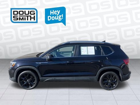 Used 2024 Volkswagen Taos SE FWD image 3