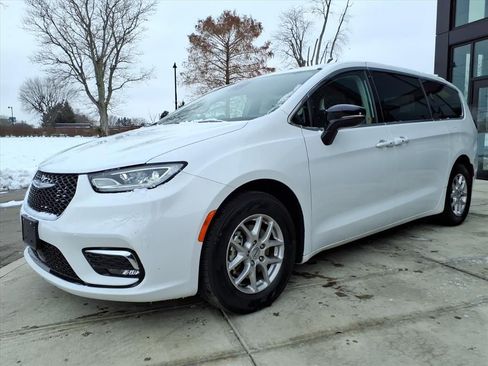 Used 2024 Chrysler Pacifica Touring-L image 3