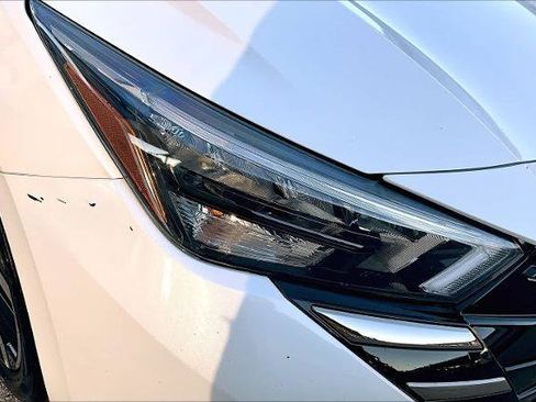 Used 2024 Nissan Versa SR image 27