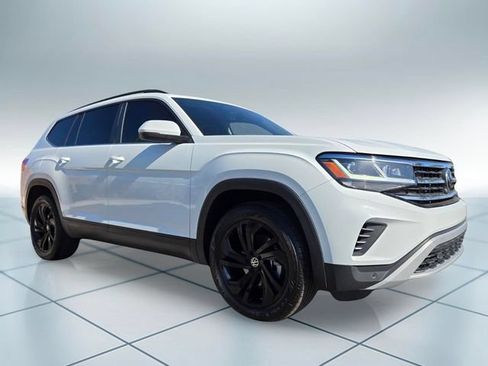 Used 2023 Volkswagen Atlas SE w/ Black Wheel Package AWD/4WD image 3
