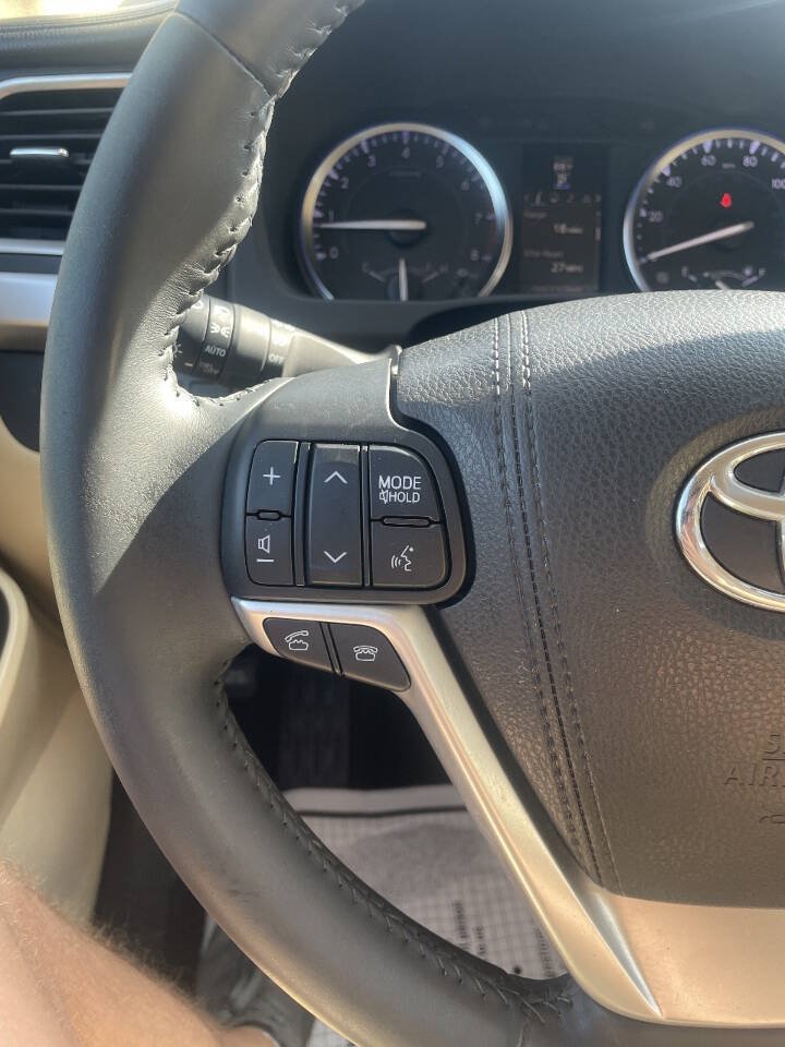Used 2016 Toyota Highlander XLE AWD/4WD image 26