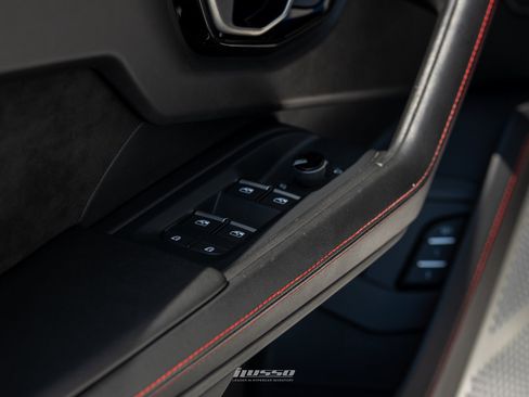 Used 2021 Lamborghini Urus AWD/4WD image 25