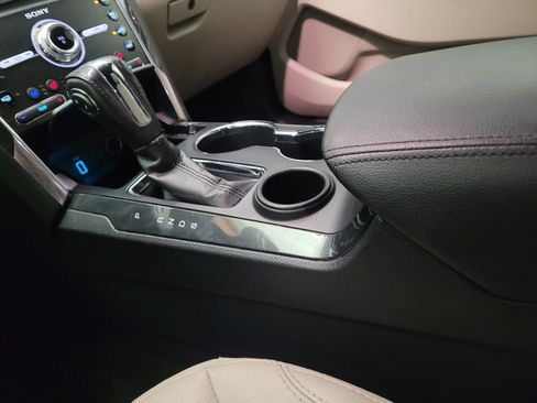 Used 2019 Ford Explorer Limited w/ Ford Safe & Smart Package FWD image 26
