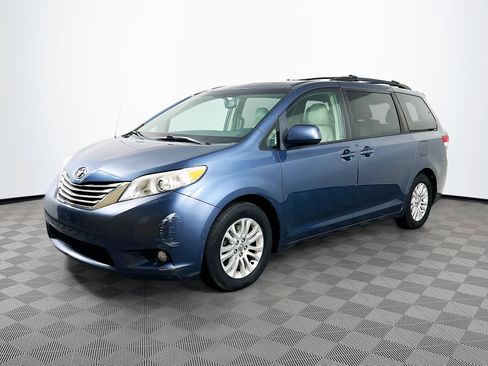 Used 2014 Toyota Sienna XLE image 2