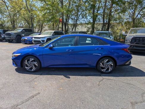 Used 2025 Hyundai Elantra SEL w/ Cargo Package image 7