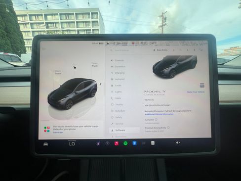 Used 2025 Tesla Model Y Long Range RWD image 16