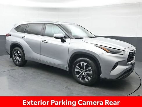 Certified 2024 Toyota Highlander XLE image 10