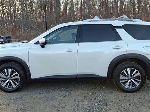 Certified 2024 Nissan Pathfinder SL image 5