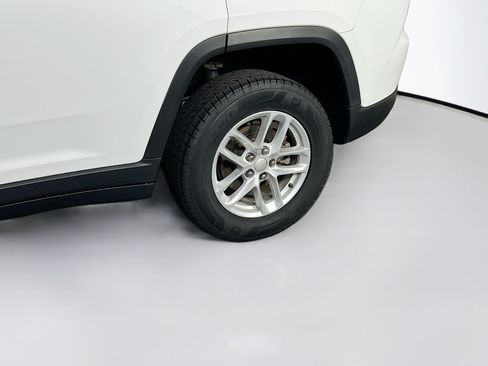 Used 2023 Jeep Grand Cherokee Laredo AWD/4WD image 28