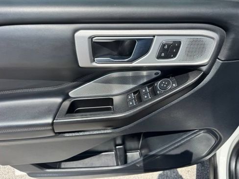 Used 2020 Ford Explorer Platinum w/ Premium Technology Package AWD/4WD image 11