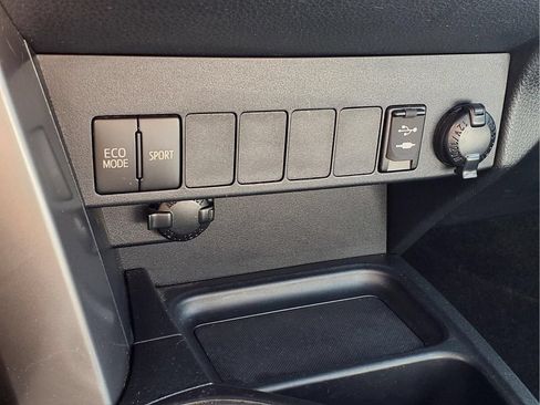 Used 2017 Toyota RAV4 XLE AWD/4WD image 9