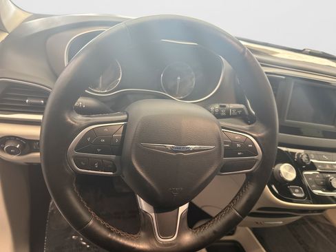 Used 2019 Chrysler Pacifica Touring-L FWD image 12