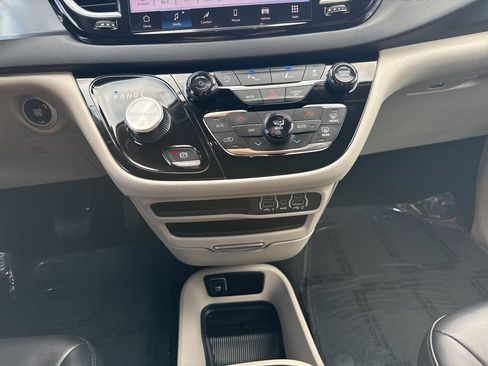 Used 2024 Chrysler Pacifica Touring-L image 24