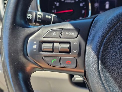 Used 2017 Kia Sedona LX w/ LX Essentials Premium Package FWD image 36