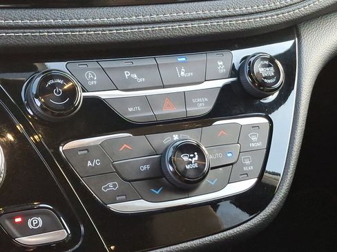 Used 2021 Chrysler Pacifica Touring w/ S Appearance Package image 16