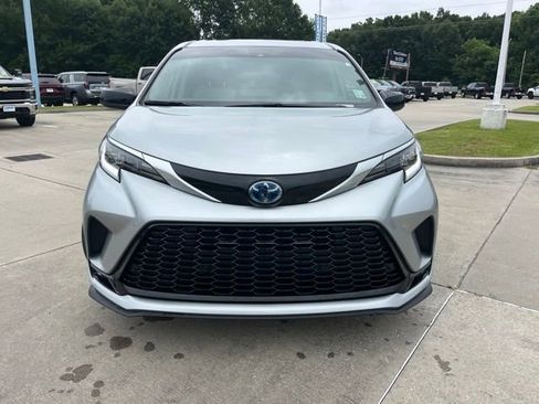 Used 2024 Toyota Sienna XSE FWD image 12