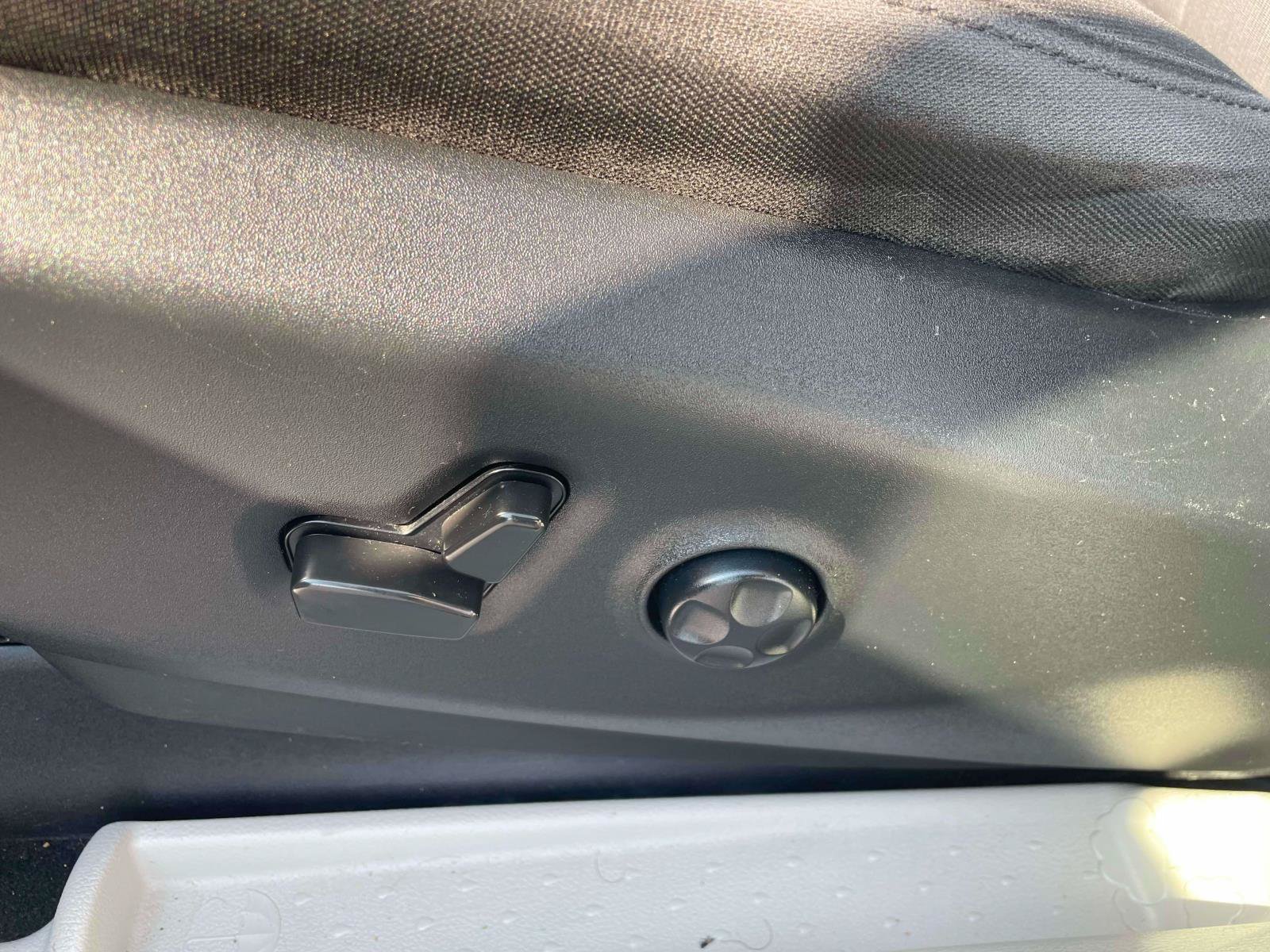 Used 2022 Chrysler Voyager LX FWD image 12