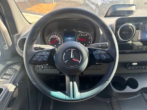 Used 2025 Mercedes-Benz Sprinter 2500 image 21