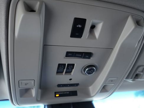 Used 2015 Cadillac Escalade Premium image 32