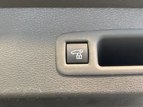 Used 2025 Toyota Sienna XLE image 25