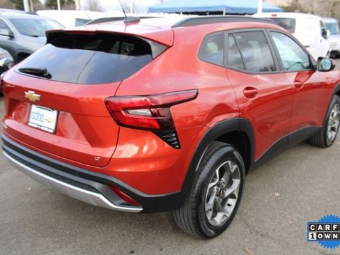 Used 2024 Chevrolet Trax LT w/ LT Convenience Package image 12