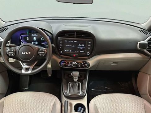Used 2025 Kia Soul LX FWD image 11