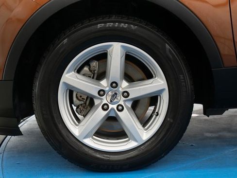 Used 2017 Ford Explorer XLT image 2