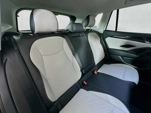 Used 2025 Volkswagen Tiguan SE image 25