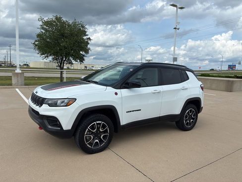 Used 2024 Jeep Compass Trailhawk AWD/4WD image 1