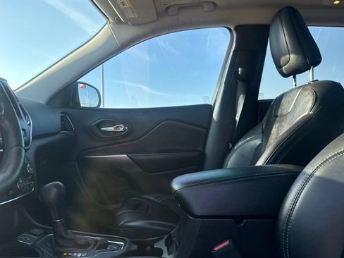 Used 2019 Jeep Cherokee Latitude Plus w/ Comfort/Convenience Group FWD image 42