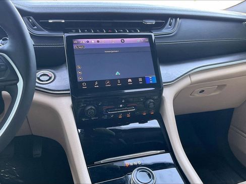 Used 2024 Jeep Grand Cherokee Limited image 6