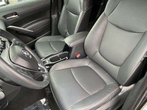 Certified 2024 Toyota Corolla Cross XLE w/ Convenience Package FWD image 28