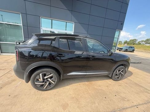 Used 2025 Nissan Kicks SV FWD image 3
