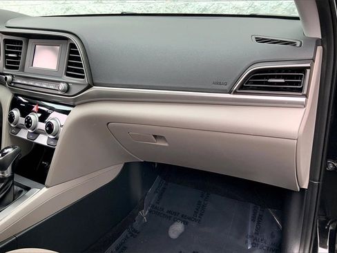 Used 2019 Hyundai Elantra SE image 16
