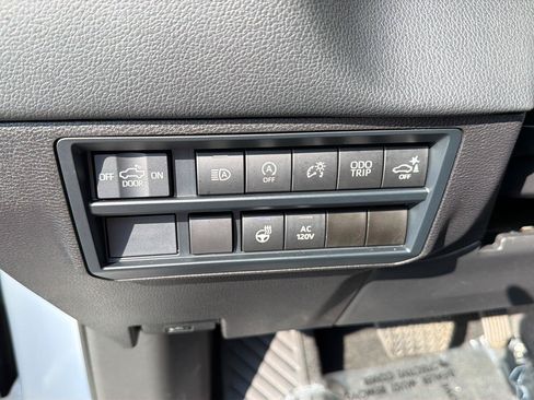 Used 2025 Toyota Tundra Limited AWD/4WD image 19