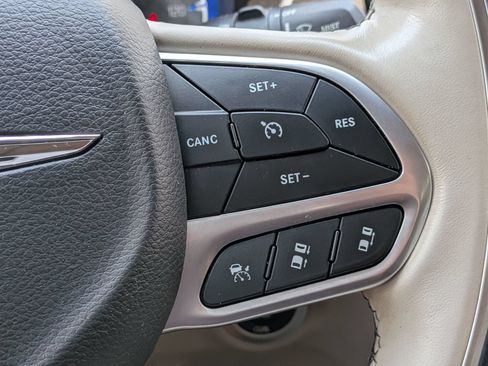 Used 2020 Chrysler Pacifica Limited w/ Tire & Wheel Group FWD image 33